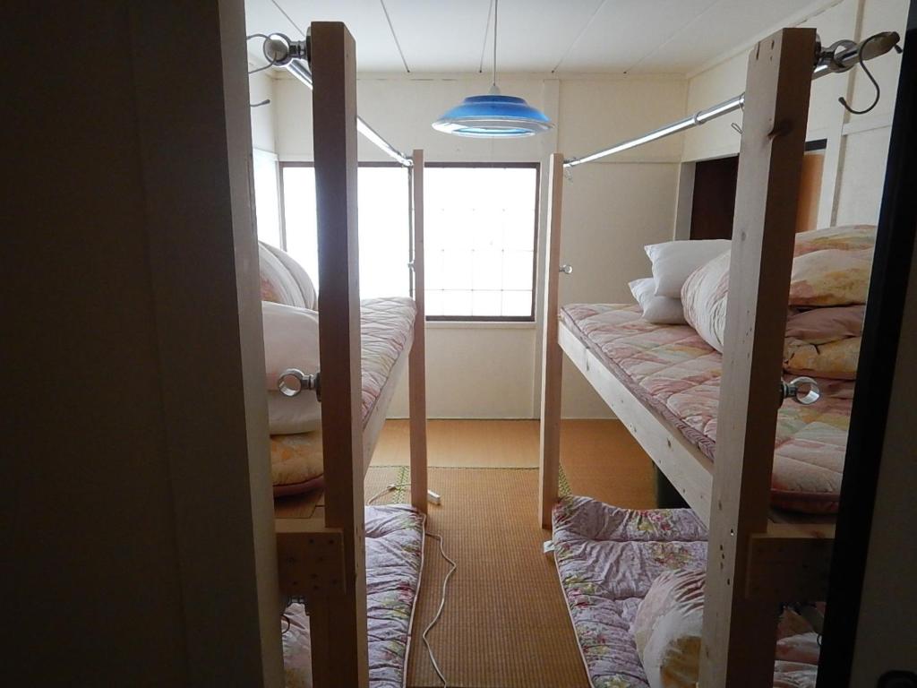 盛岡市にあるGuesthouse Akaneko - Vacation STAY 09967vの二段ベッド2台と窓が備わる客室です。