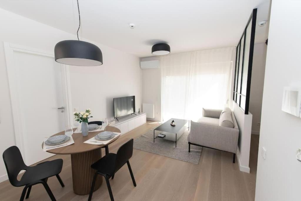 Televízia a/alebo spoločenská miestnosť v ubytovaní Modern apartment close to Athens city center (Form_F2)