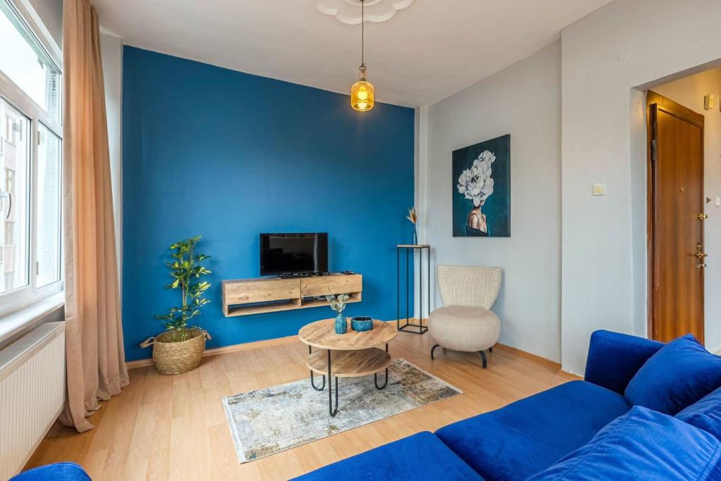 una sala de estar azul con una pared azul en Contemporary, en Estambul