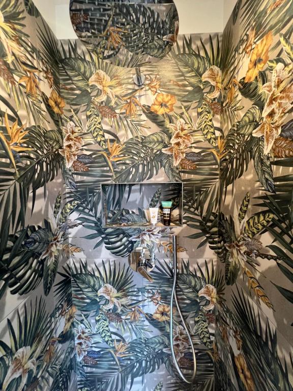 a bathroom with a floral patterned wall at Tropicale in Rapallo