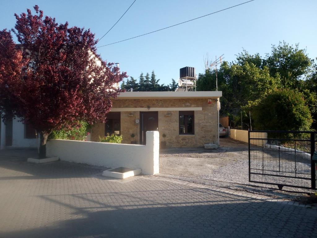 un bâtiment avec une porte devant lui dans l'établissement Pendamodi Vintage House, à Pentamodi