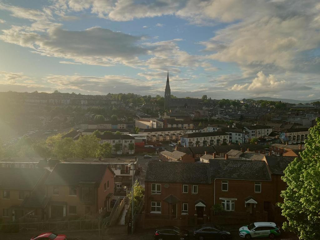 Nespecifikovaný výhled na destinaci Derry Londonderry nebo výhled na město při pohledu z prázdninového domu