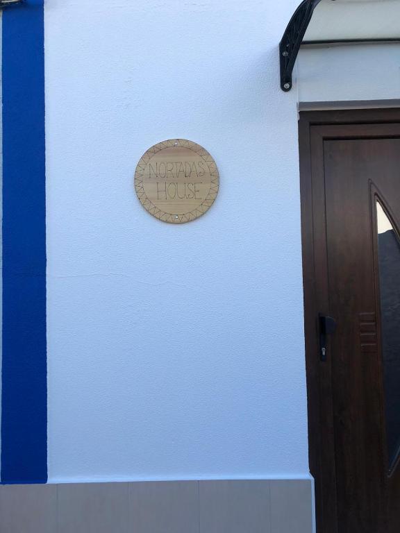 ペニシェにあるNortadas Houseの隣家看板