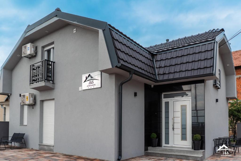 una rappresentazione di una casa con tetto in metallo di J&S Apartments a Niš