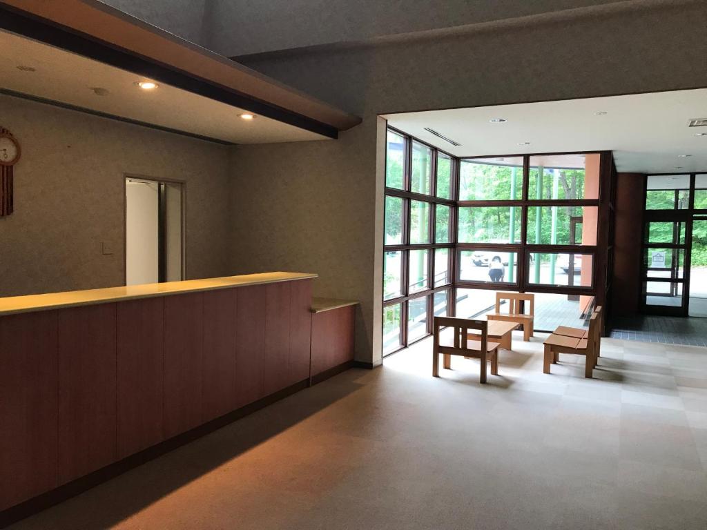 vestíbulo con barra, sillas y ventanas en Aizu Kogen International Human Resources Center - Vacation STAY 44530v en Minamiaizu