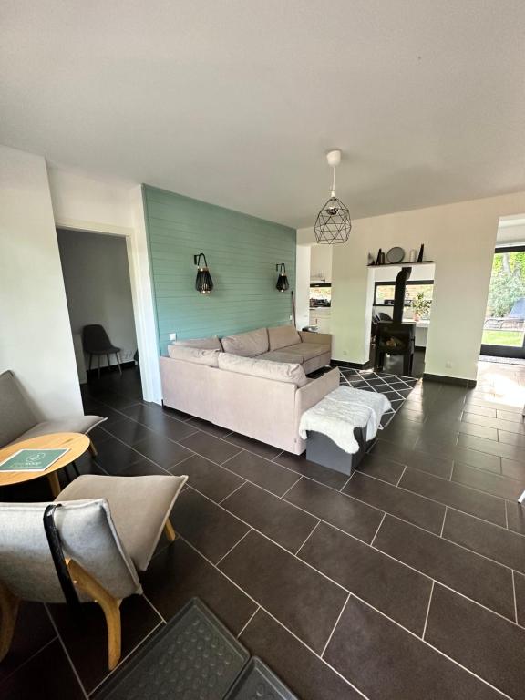 een grote woonkamer met een bed en een tafel bij Pine-Wood Resort in Balatonalmádi
