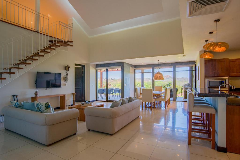 sala de estar con 2 sofás blancos y cocina en Carao T2-6 Luxury Penthouse Adults Only - Reserva Conchal, en Brasilito