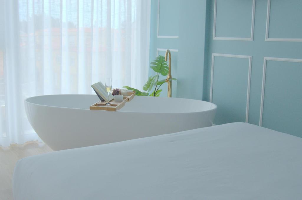 a white tub with a laptop on top of it at Apartamentos Son do Faro Fisterra in Finisterre