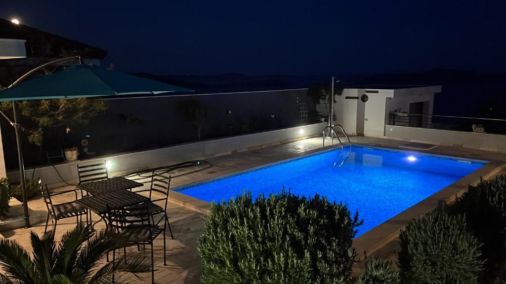 basen w ogrodzie w nocy w obiekcie Panorama Sevid w mieście Sevid