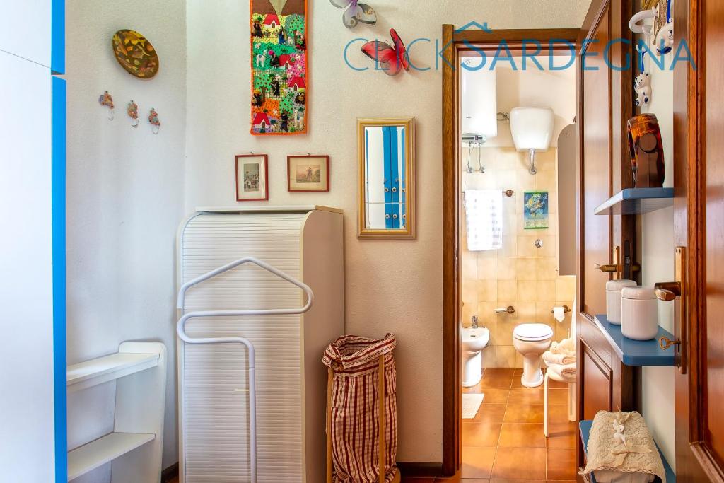 łazienka z lodówką i toaletą w obiekcie Villa right on the beach a Santa Margherita di Pula for 12 people w mieście Fort Village