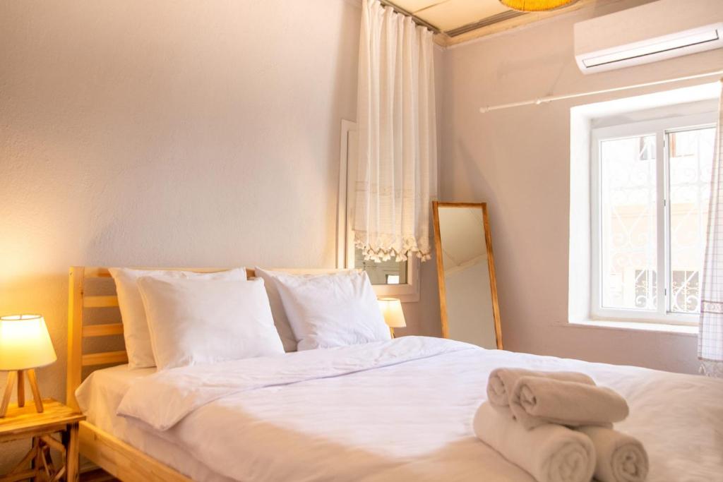 ein Schlafzimmer mit einem Bett mit Handtüchern darauf in der Unterkunft Authentic House in Izmir