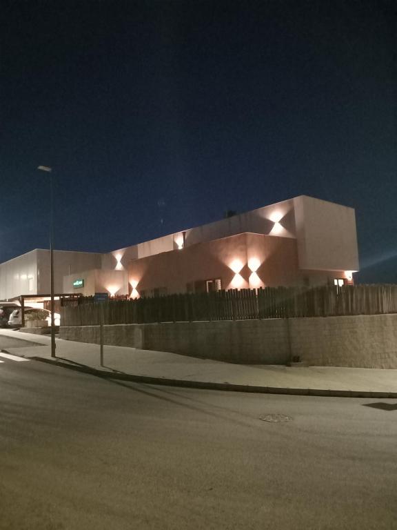 un edificio al lado de una calle por la noche en Hotel Makasa, en Moixent (Mogente)