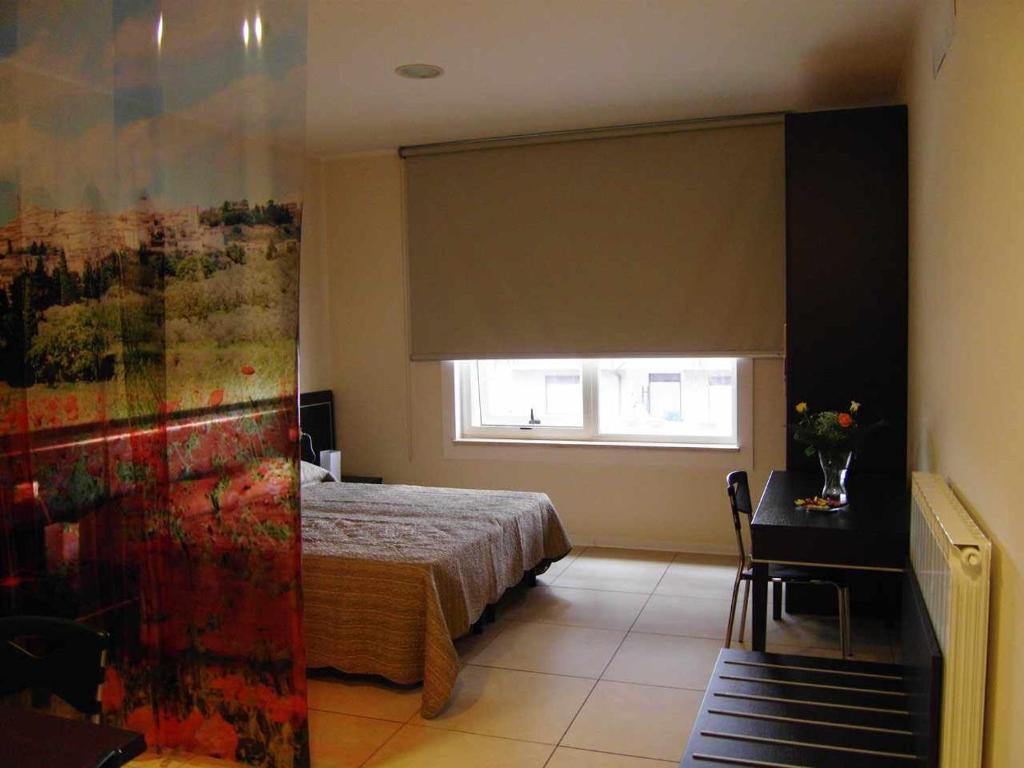 sypialnia z łóżkiem i oknem w obiekcie Ospitaci Casa Vacanze Trevi w mieście Perugia