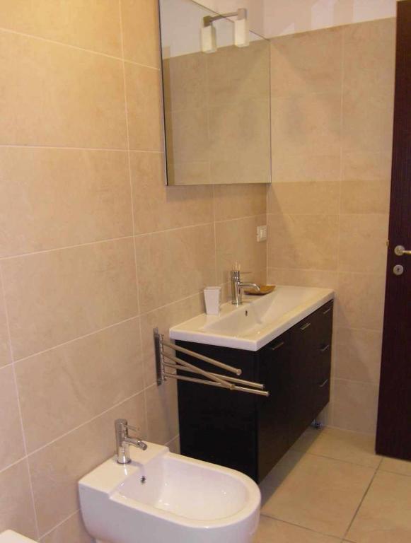 łazienka z umywalką i lustrem w obiekcie Ospitaci Casa Vacanze Trevi w mieście Perugia
