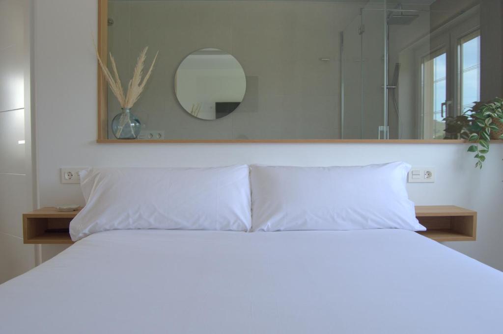 Postel nebo postele na pokoji v ubytování Apartamentos Son do Faro Fisterra