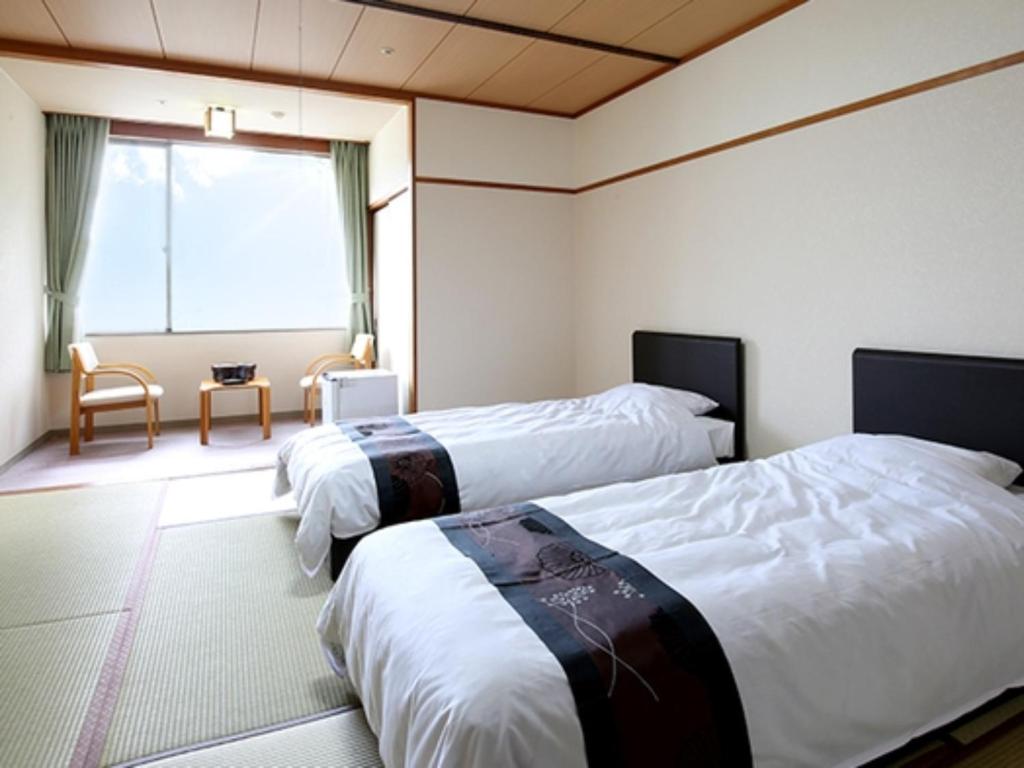 Habitación de hotel con 2 camas y ventana en Blancart Misasa - Vacation STAY 14621v, en Misasa