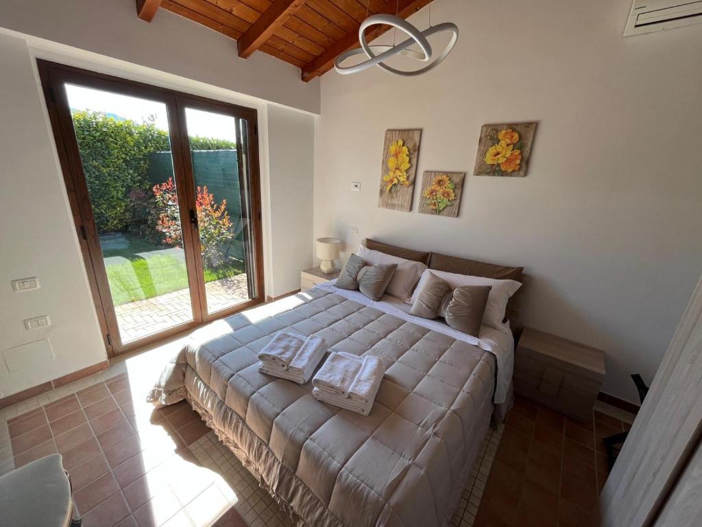 una camera con un grande letto e una grande finestra di B&B La cas' d'Alfonz' a Sulmona