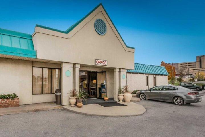 un coche aparcado frente a una tienda en Horseshoe Curve Lodge, en Altoona