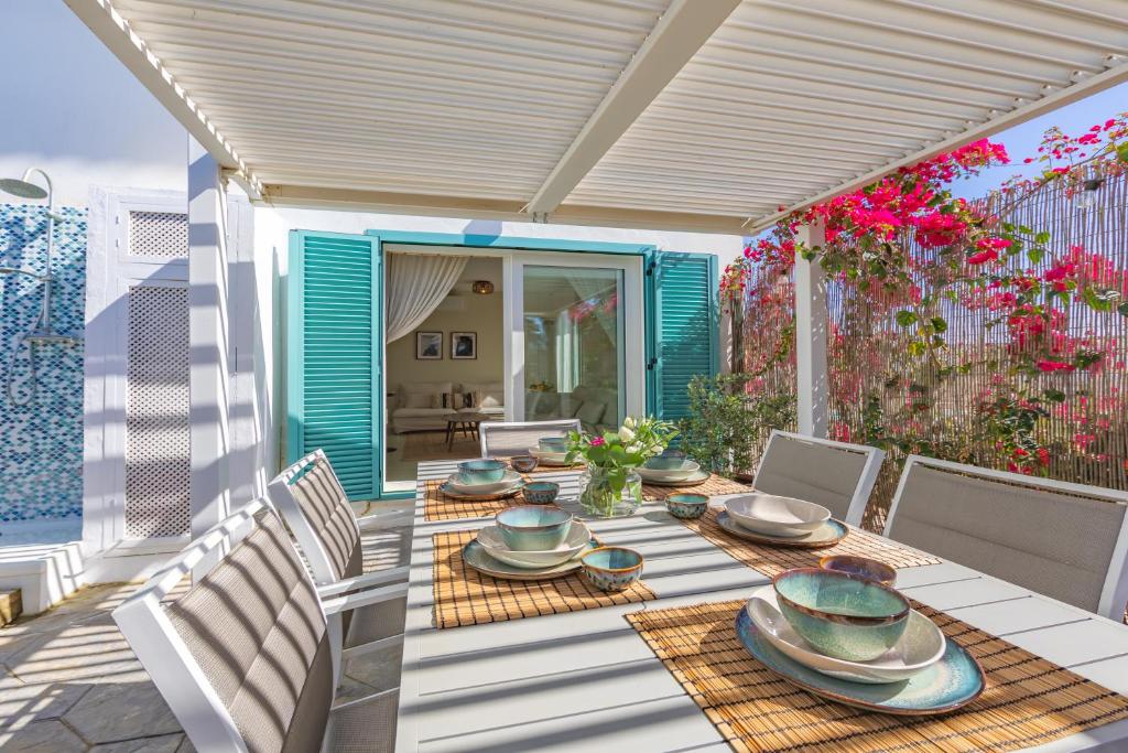 una mesa con platos y cuencos en un patio en La Reserva Bajo E, en Tarifa