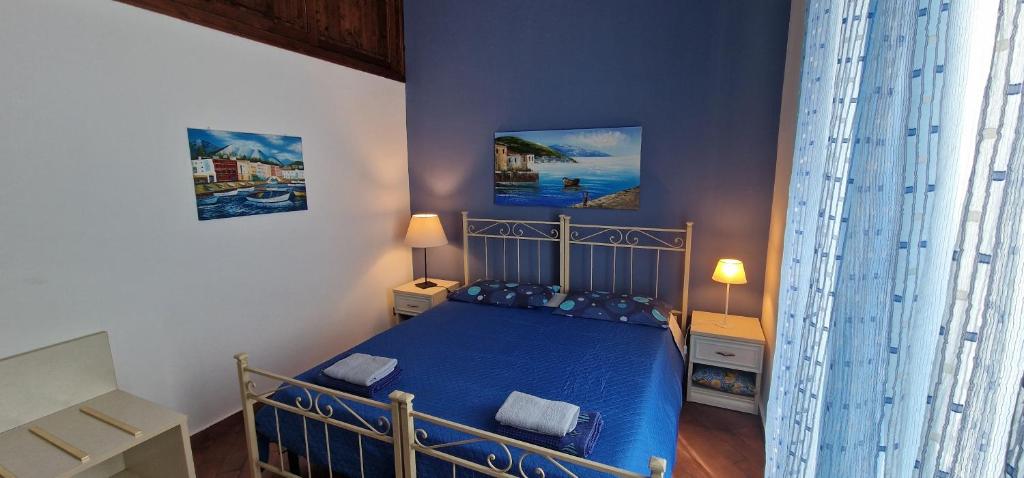 A bed or beds in a room at Eureka