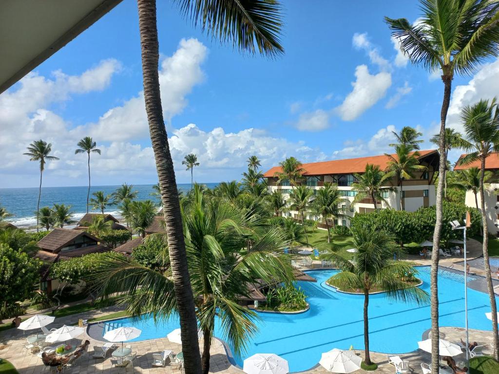 einen Balkon mit Blick auf das Resort in der Unterkunft Estúdio equipado no Marulhos com vista do mar e do parque aquático, à beira-mar de Muro Alto, com restaurante, estacionamento e wi-fi, a 10 minutos de carro de Porto de Galinhas in Porto De Galinhas