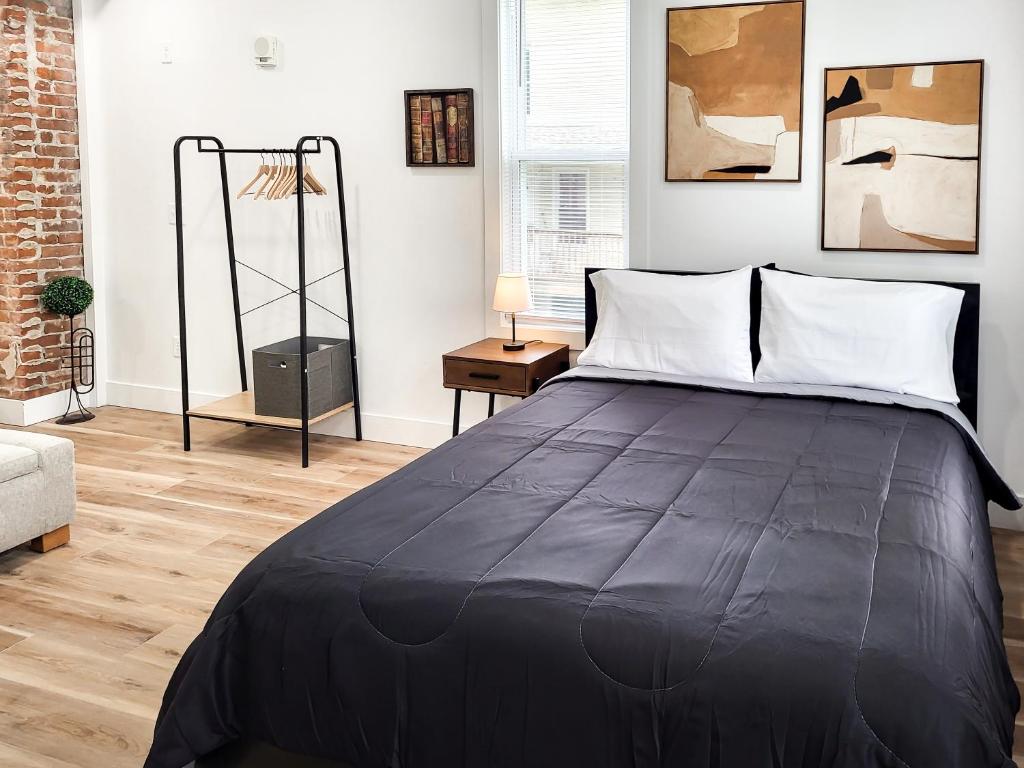 Łóżko lub łóżka w pokoju w obiekcie Stylish studio in Bristol, newly renovated!