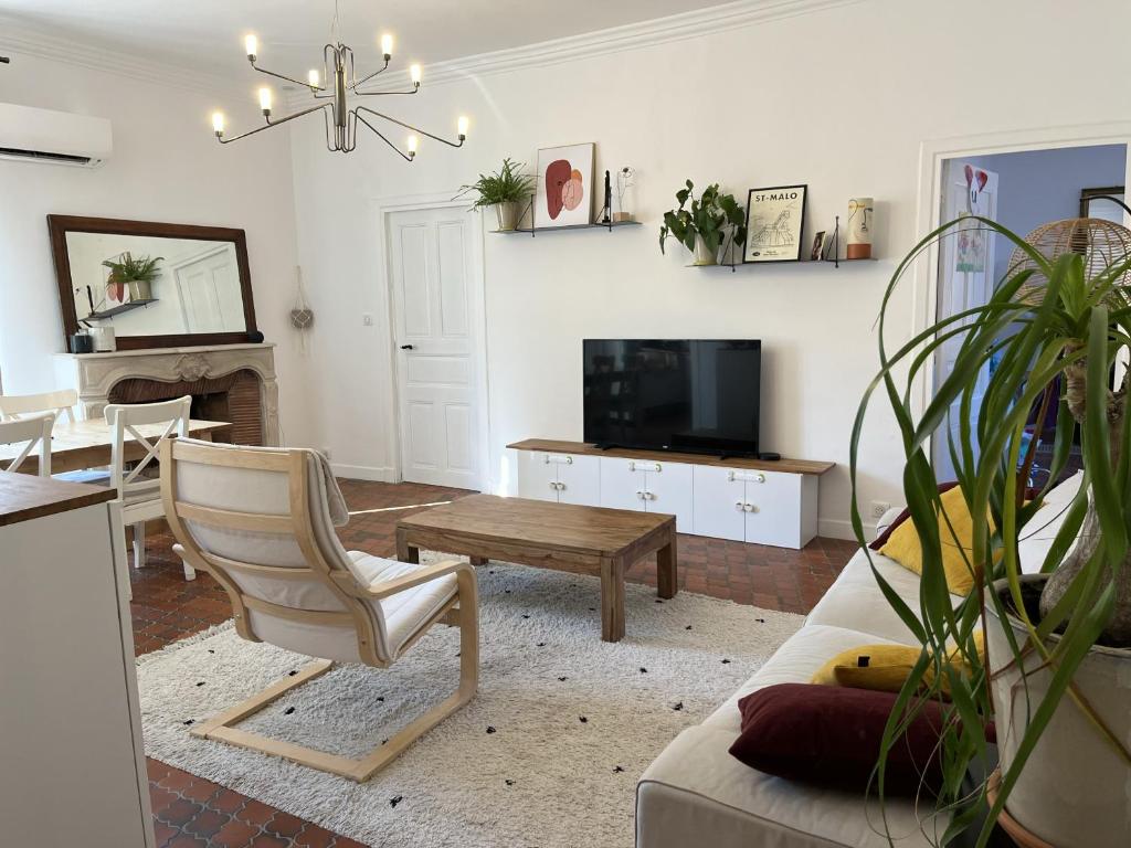a living room with a couch and a table at Appartement familial idéalement situé in Cauro