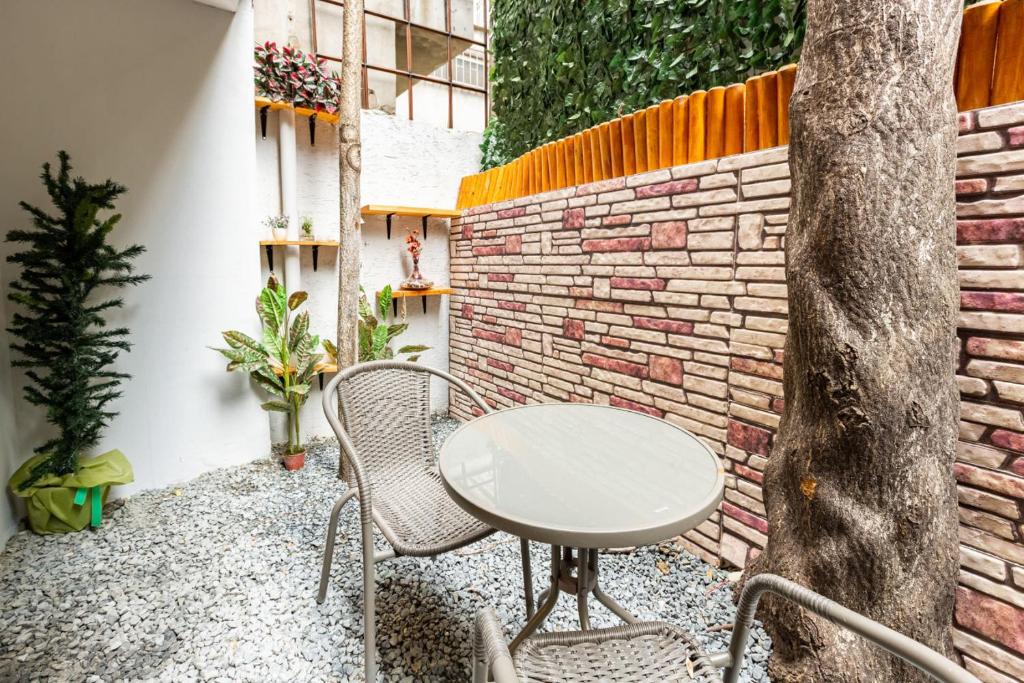 patio con mesa, sillas y pared de ladrillo en Distinguished Flat with Backyard in Sisli en Estambul
