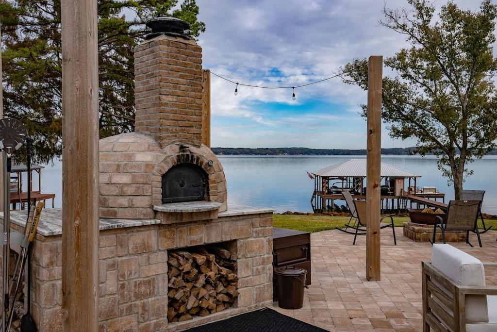 Luxury Waterfront Lakehouse Retreat Piney Woods of East Texas Lake