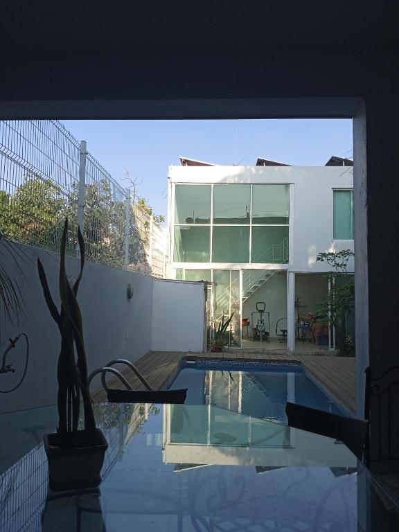 una casa con piscina y un edificio en Casa blanca, en Guadalajara
