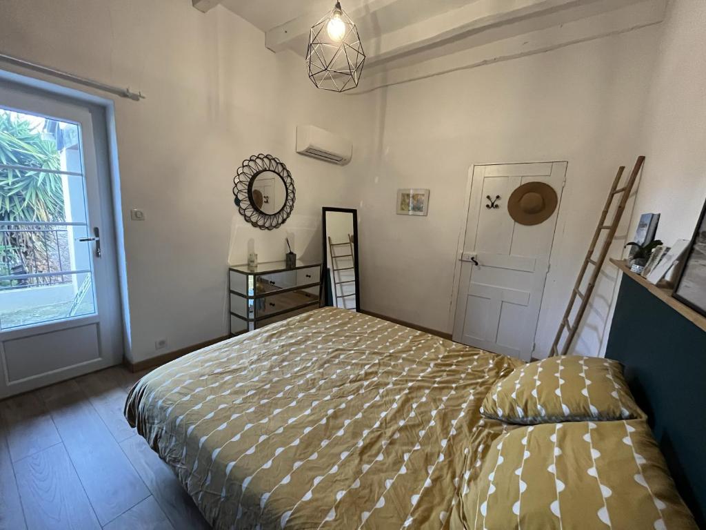 a bedroom with a bed and a large window at Appartement familial idéalement situé in Cauro