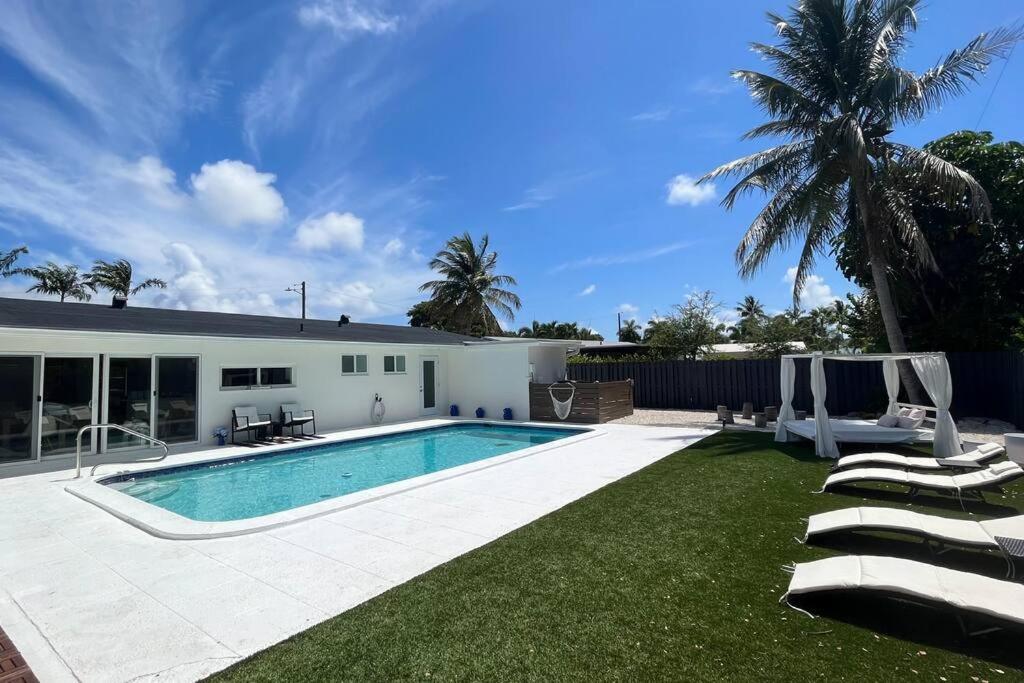 Resort Style 3bdr with heated large Pool very close to Beach and Pier