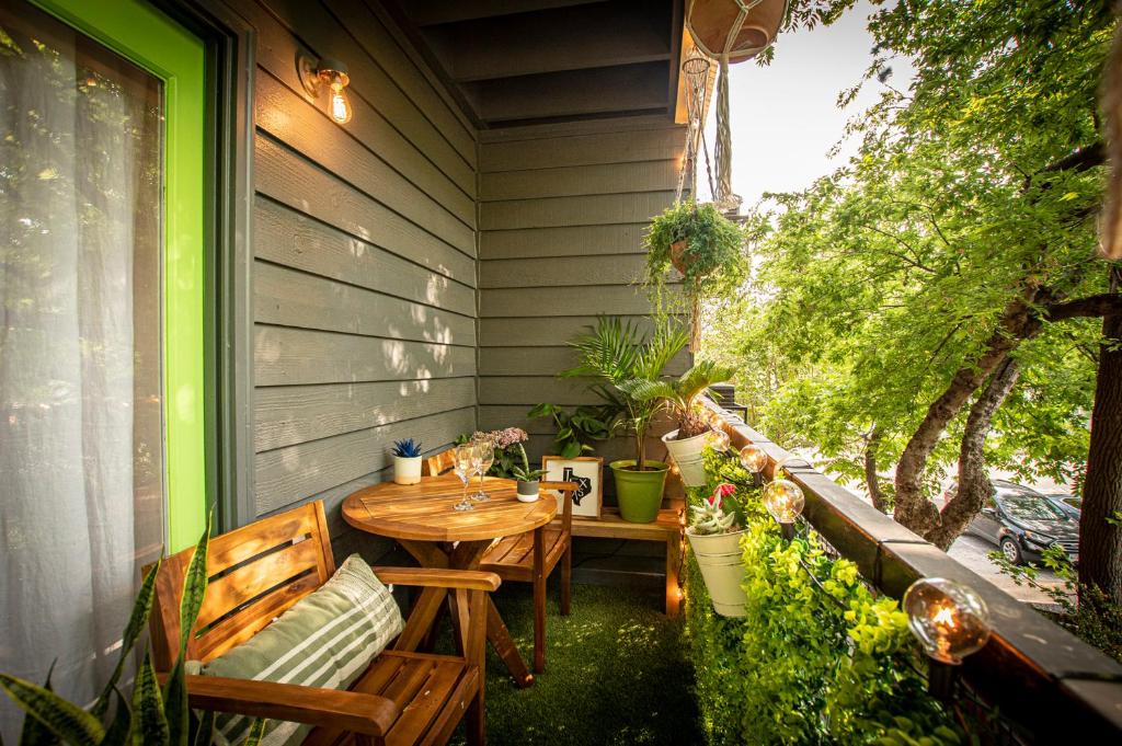 Lush, Enchanting Austin Oasis! في أوستن: فناء على طاولة وكراسي بجانب المنزل