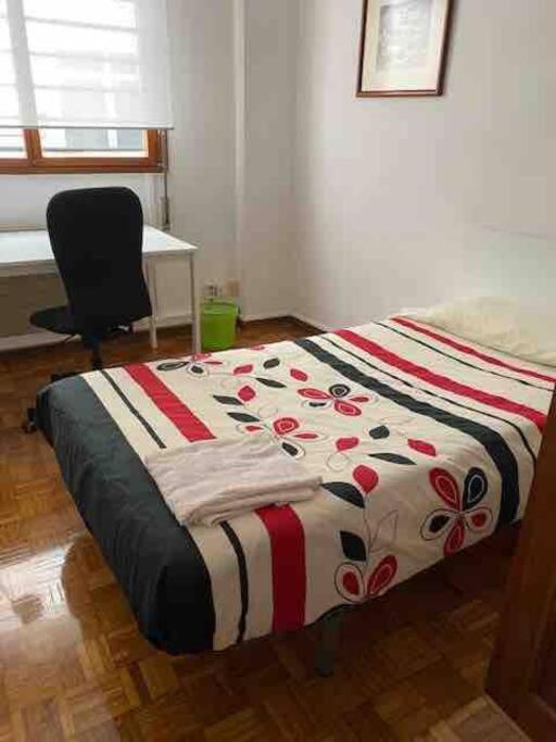 Postel nebo postele na pokoji v ubytování Cómodo apartamento en el centro de Oviedo