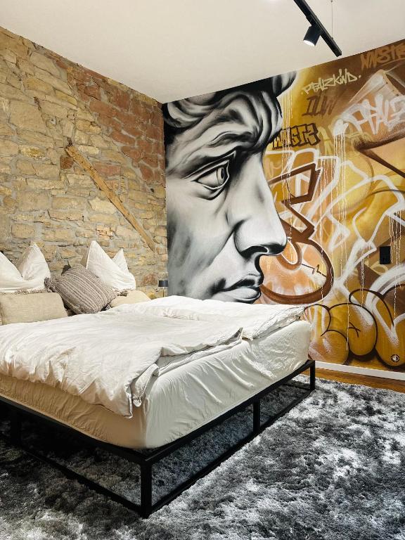 ein Schlafzimmer mit einem Wandbild eines Mannes mit Gitarre in der Unterkunft Heimat - Ein Stück Heimat im Alltag in Bad Dürkheim