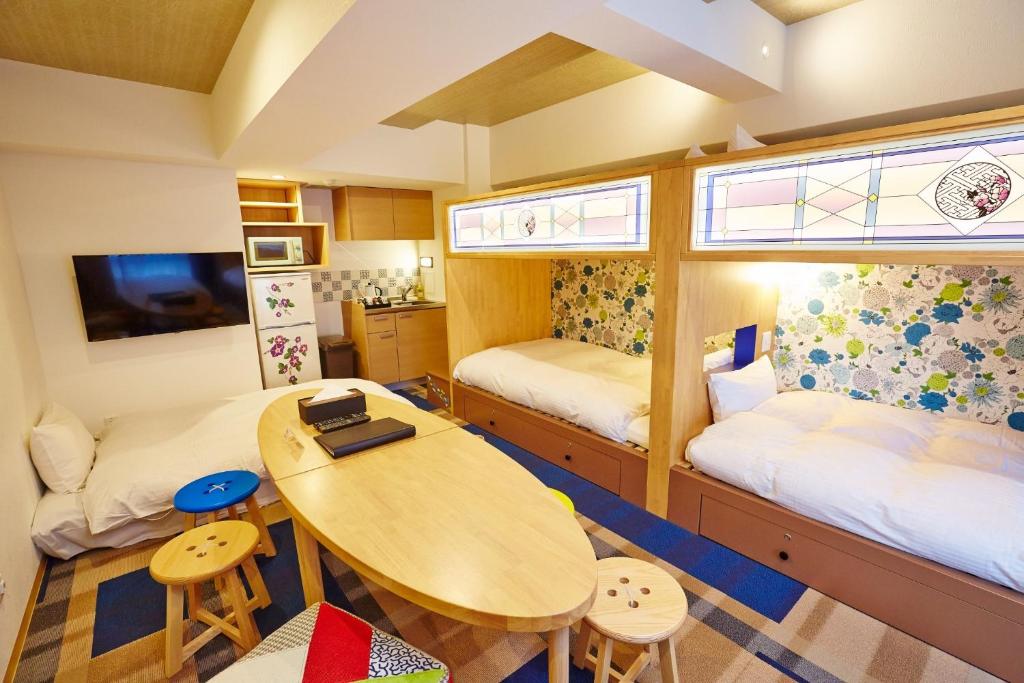 ein kleines Zimmer mit zwei Betten und einem Tisch in der Unterkunft Hotel Sanriiott Kitahama - Vacation STAY 33498v in Osaka