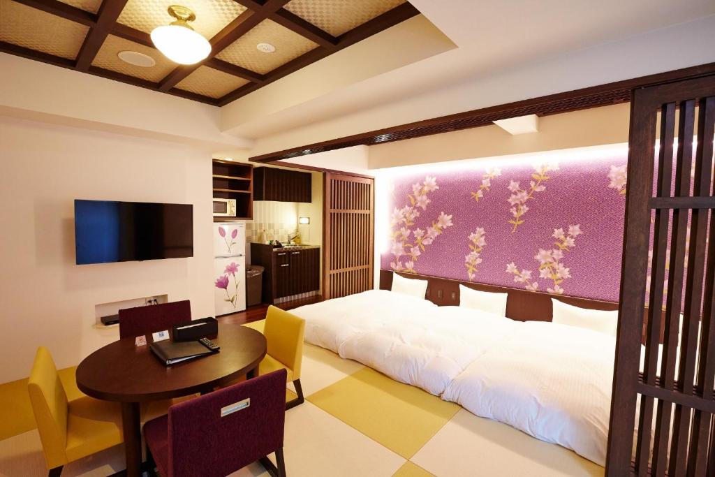 Habitación de hotel con cama, mesa y comedor en Hotel Sanriiott Kitahama - Vacation STAY 33524v en Osaka