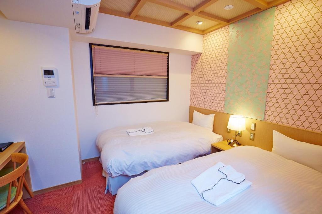 大阪市にあるHotel Sanriiott Kitahama - Vacation STAY 33534vの窓付きの小さな部屋のベッド2台