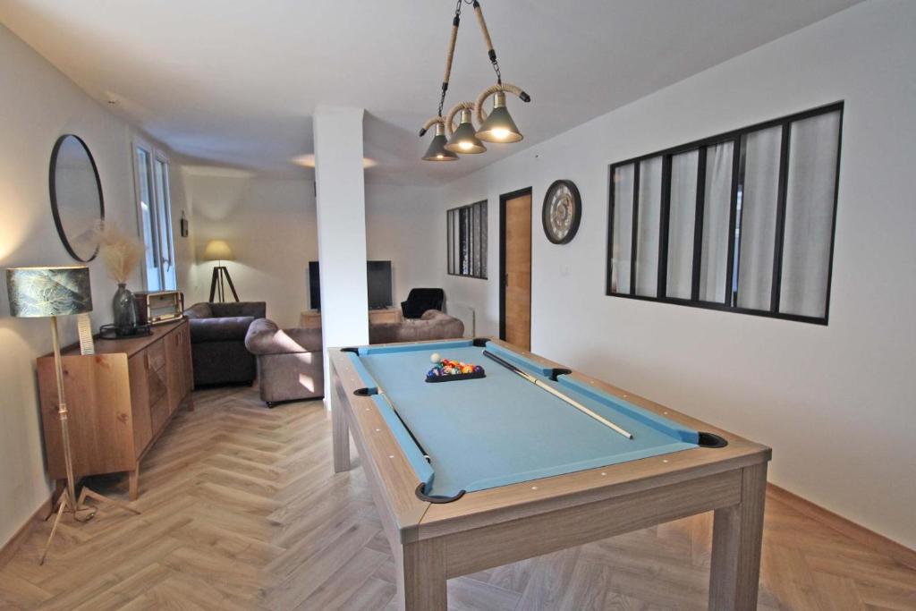 a living room with a pool table in a room at Loft Le Cosy cœur de ville stationnement privatif in Limoges