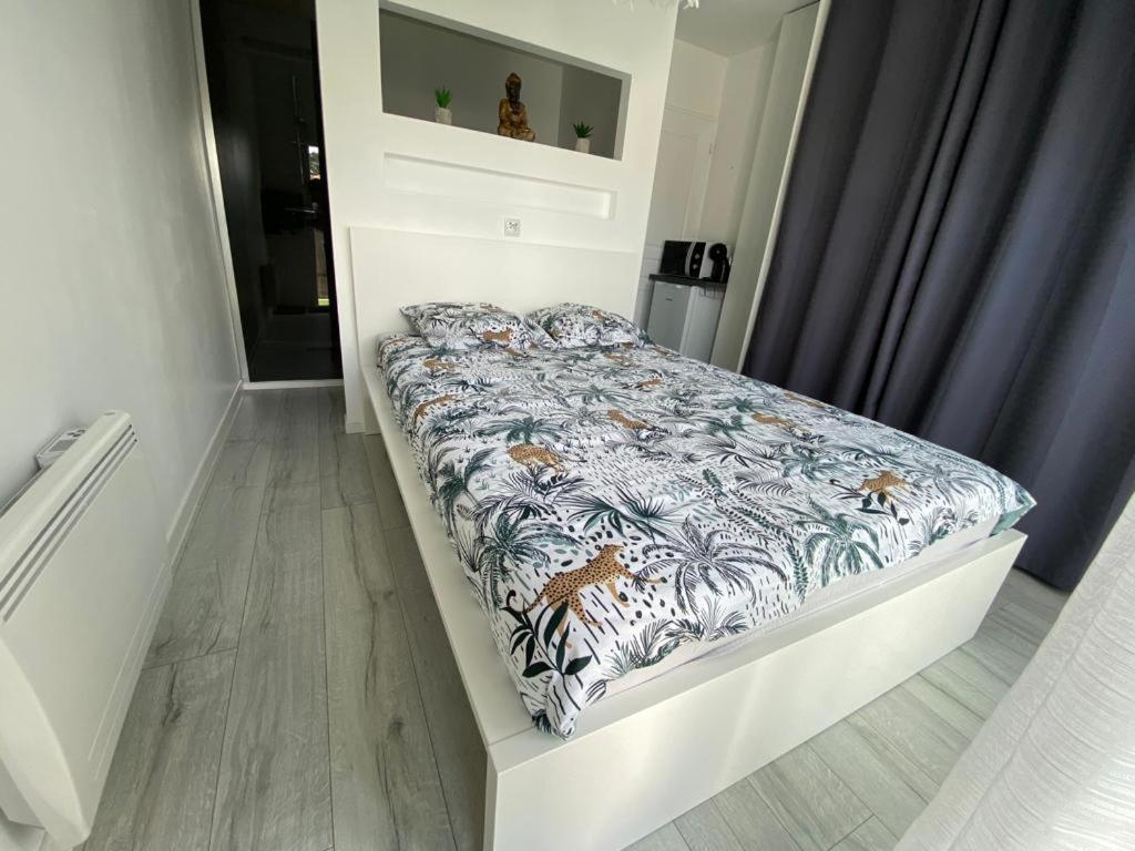 Una cama o camas en una habitación de Chambre privée