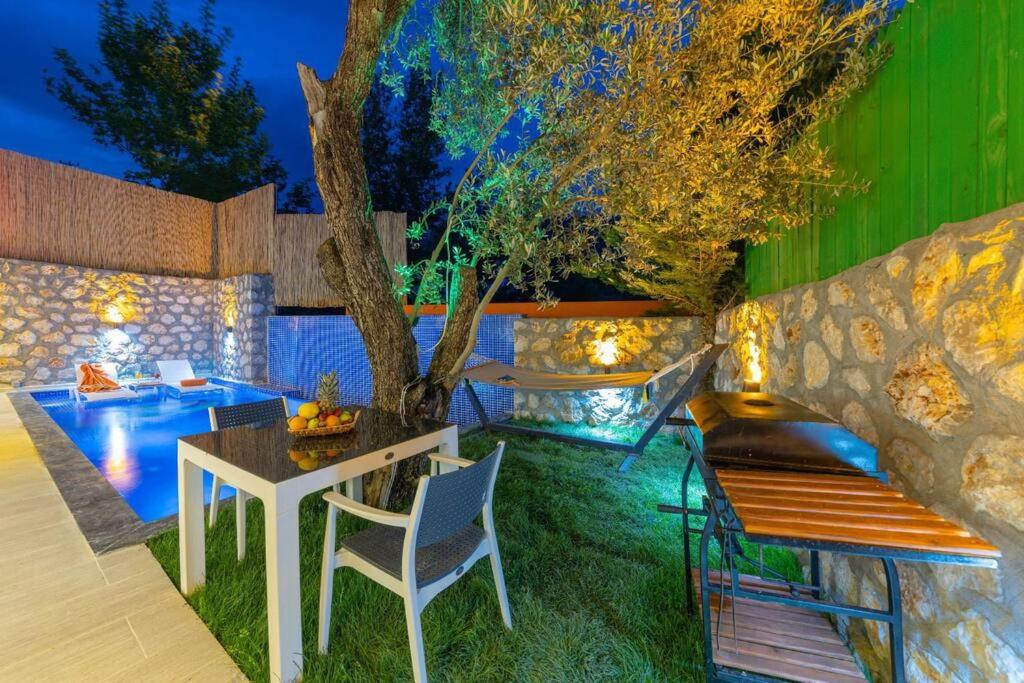 Bazén v ubytování Villa Montana jakuzili balayı tatil villası nebo v jeho okolí