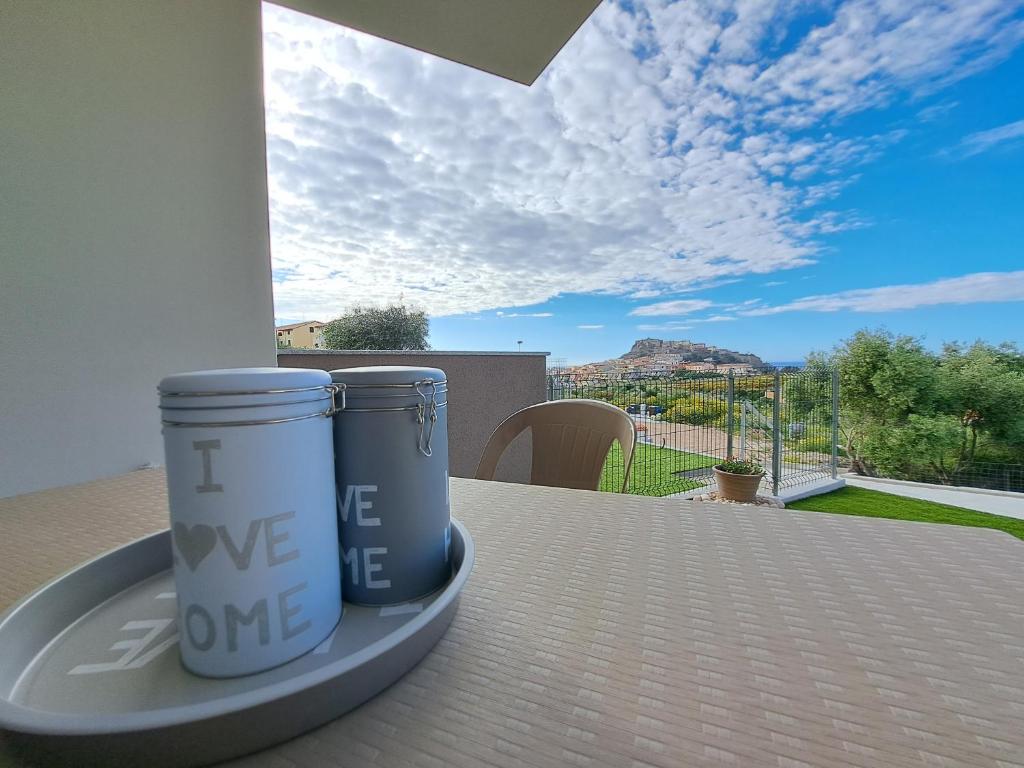 Dos tazas de café sobre una mesa con las palabras "Te amo". en Appartamento Armony, en Castelsardo