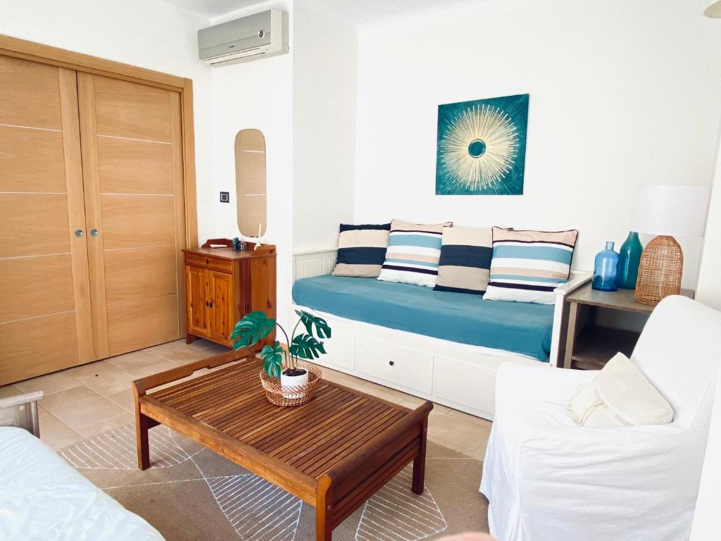 - un salon avec un lit et une table basse dans l'établissement Appartement Cannes centre ville pour congrès ou vacances à 5 min de la Croisette, plage, à Cannes