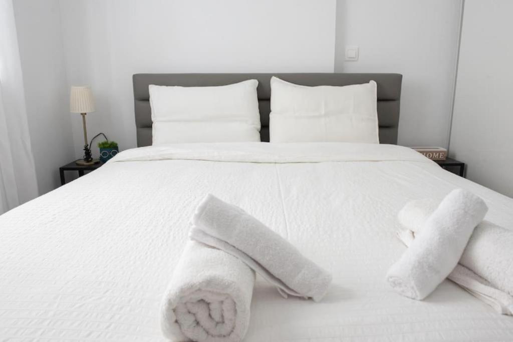 A bed or beds in a room at City view modern apartment (D3_FAL)