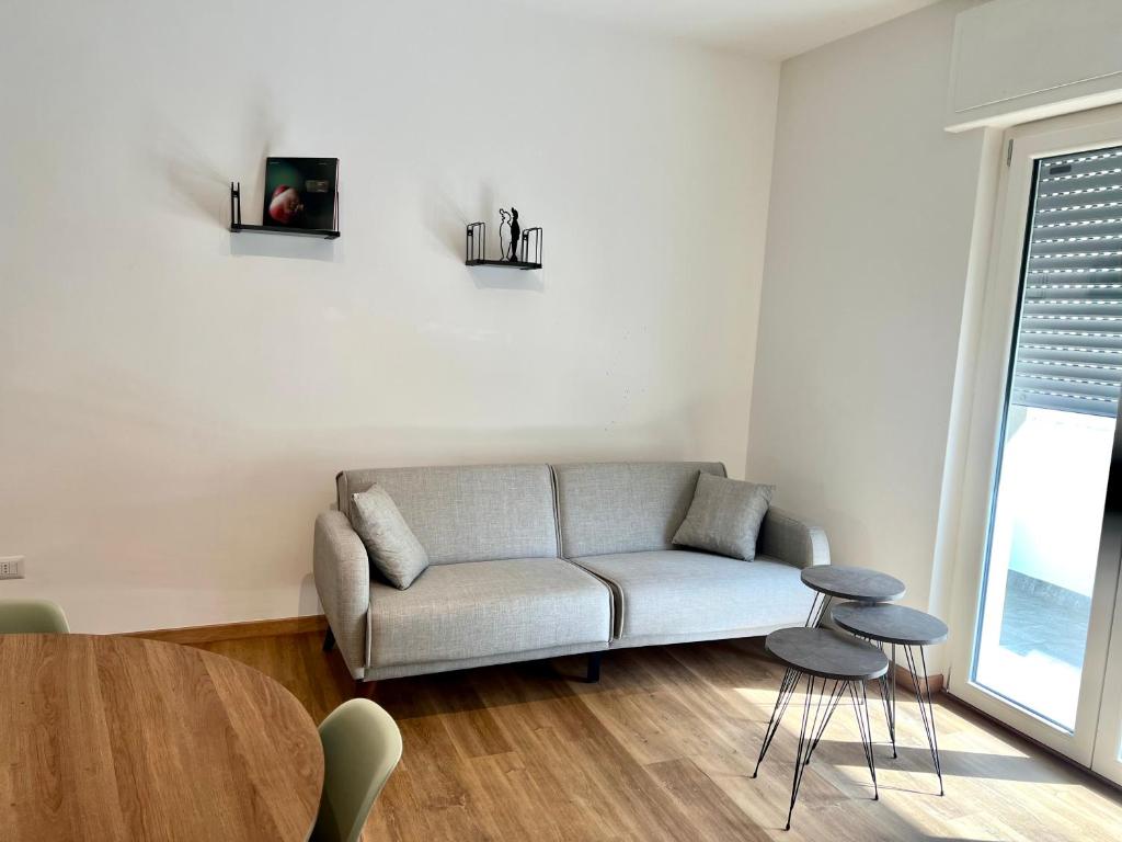 sala de estar con sofá y mesa en Cityside apartment, en Selargius