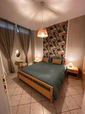 um quarto com uma cama verde e um quadro na parede em Bon Bon del Viale-con posto auto privato em Asti