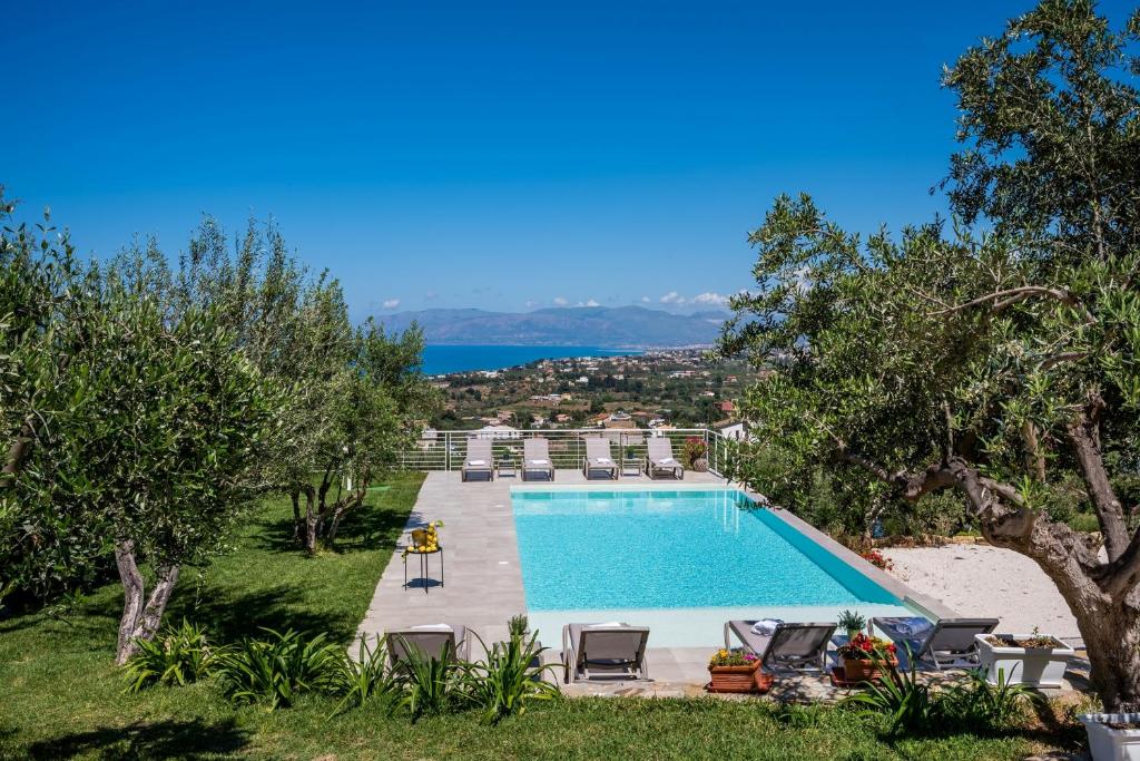 Bazén v ubytovaní Villa Maria con piscina e vista mare alebo v jeho blízkosti