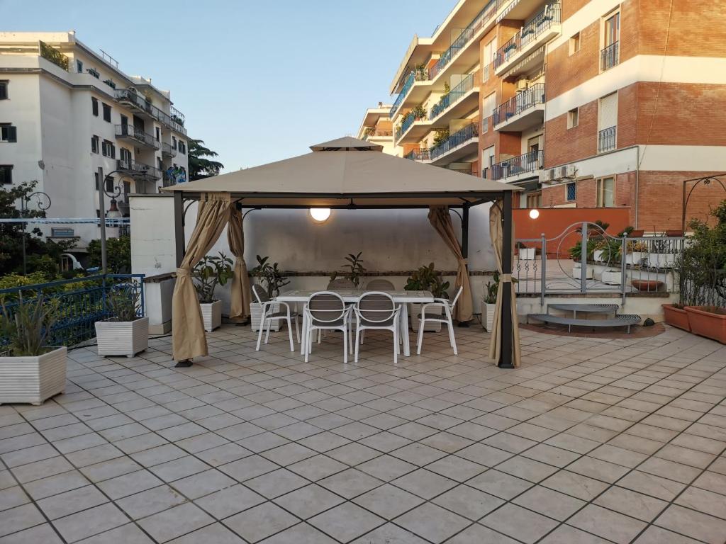 um gazebo com cadeiras e uma mesa com um guarda-sol em Sun Terrace Sorrento em Sorrento