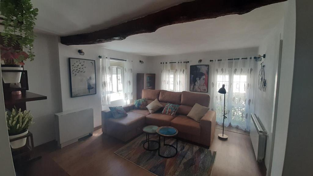 un soggiorno con un divano e un tavolo di Piso a Santander
