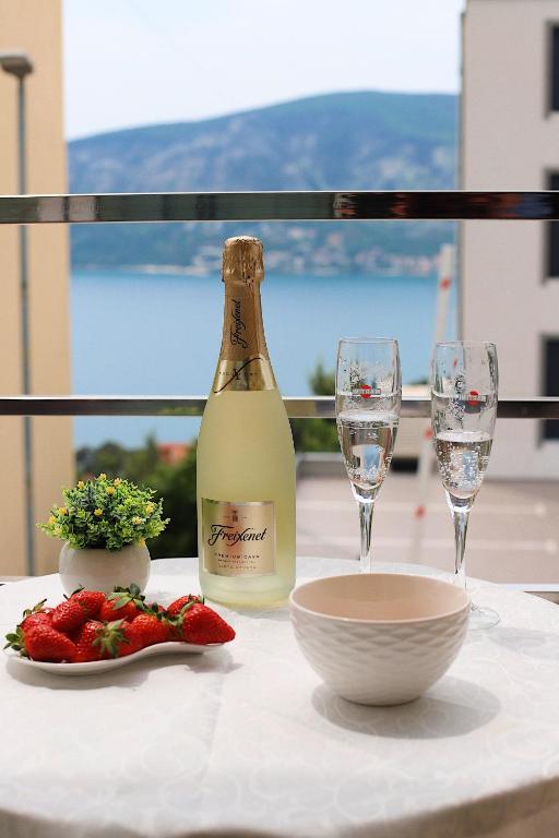 a bottle of wine and two glasses on a table at Lemon Hill in Herceg-Novi